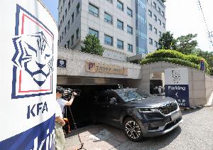 韩媒:韩国足协共进行8次性招待,其中包含3名中国足协相关人士